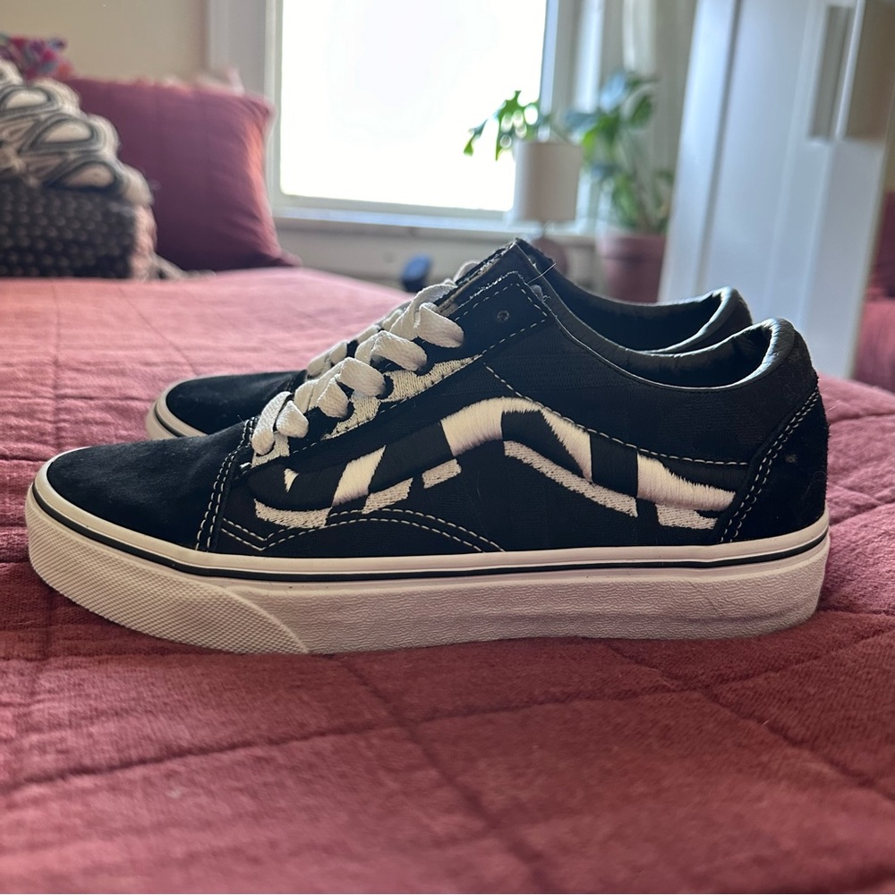 Vans women’s embroidered classic 6